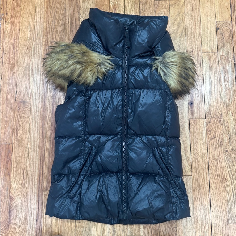S13 Elegant Black Puffer Vest with Faux Fur Accents